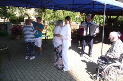 Harmonika na zahradě