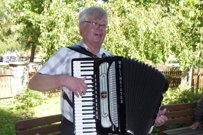Harmonika na zahradě