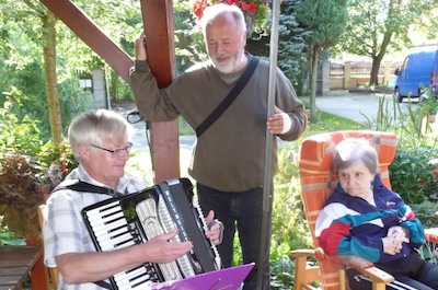Harmonika na zahradě