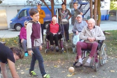 Soutěž v Ruských kuželkách na zahradě