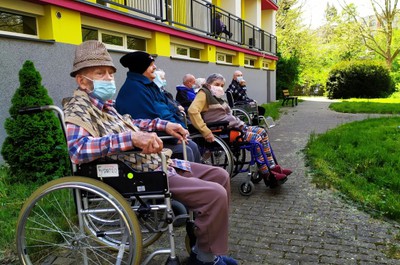 Hudba v zahradě hrajeme pod balkony