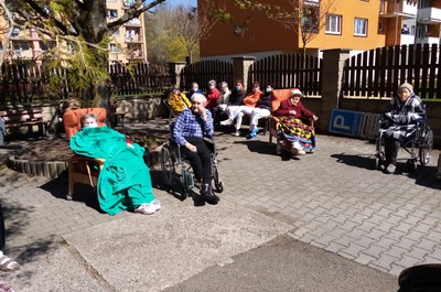 Motorky v zahradě