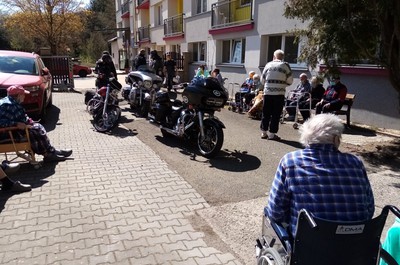 Motorky v zahradě