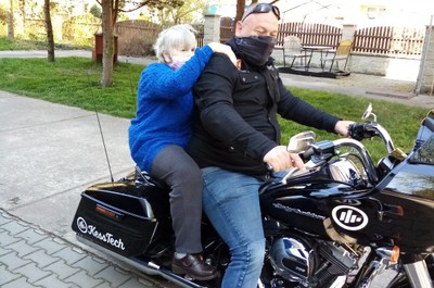Motorky v zahradě