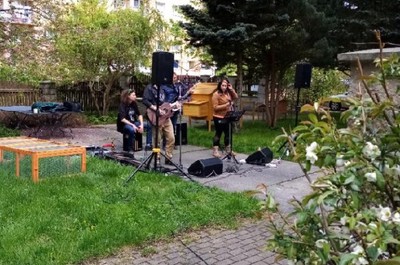 Koncert v zahradě - kapela Vzháčka