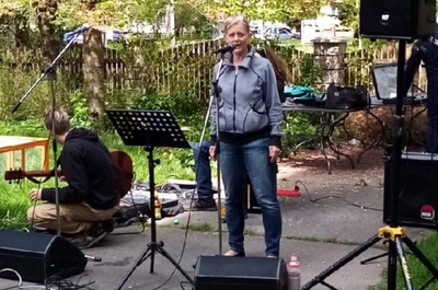Koncert v zahradě - kapela Vzháčka
