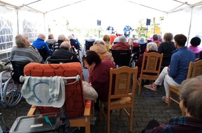 Koncert v zahradě - kapela Vzháčka