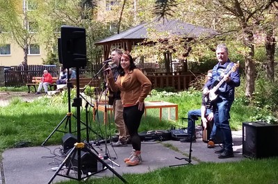 Koncert v zahradě - kapela Vzháčka