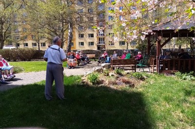 Odpoledne v zahradě - pan Jaroslav Křapka