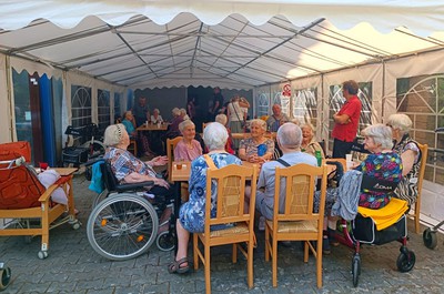 Letní opékání buřtů